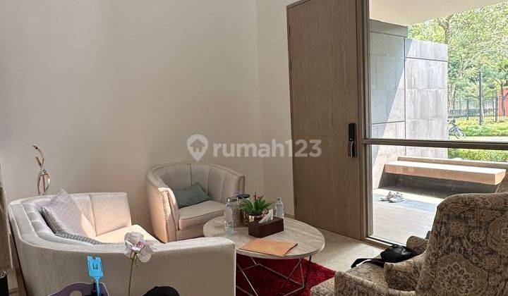 ruang tamu rumah mewah asri hadap taman