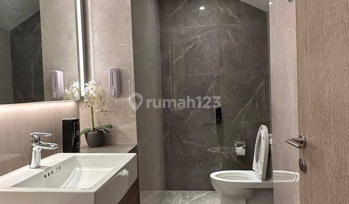 kamar mandi rumah mewah asri hadap taman