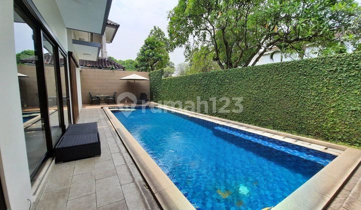 Rumah Mewah Ada Kolam Renang Lokasi Asri di Karawaci
