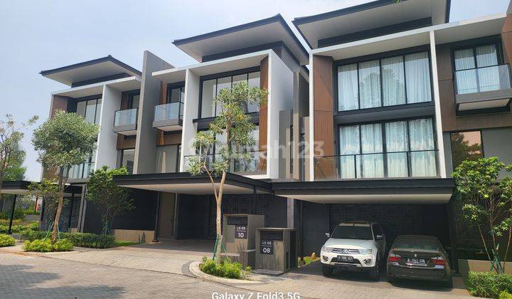 tampak depan rumah mewah asri hadap taman
