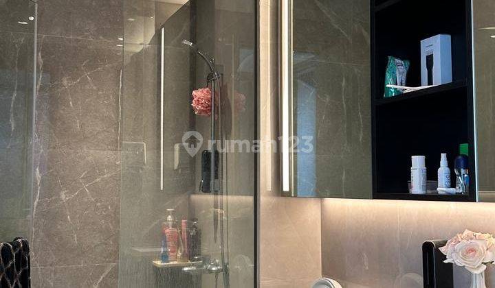 kamar mandi rumah mewah asri hadap taman