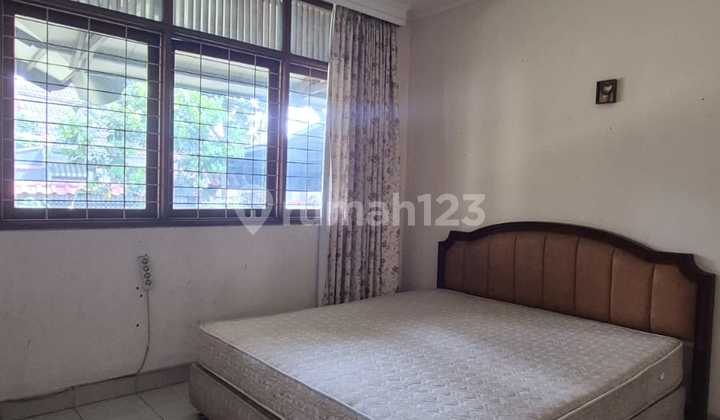 Di Jual Rumah Lama Terawat Nuansa Kayu Jati di Tubagus Ismail 2