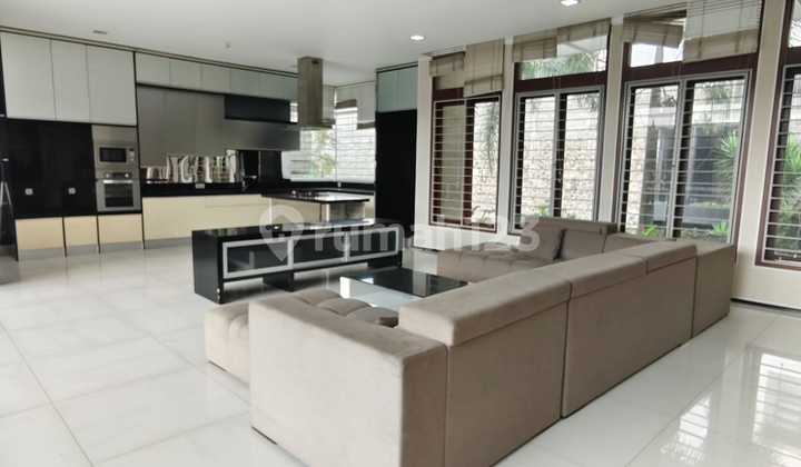 Di Jual Rumah Bagus Terawat dengan Pool di Komplek Setra Duta