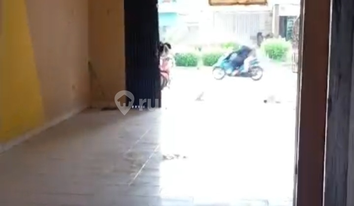 Strategically Located Shophouse on a Busy Street in Cileungsi 2