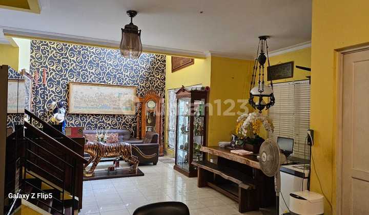 Rumah Klasik Dalam Cluster Yang Tenang Di Kota Wisata Cibubur