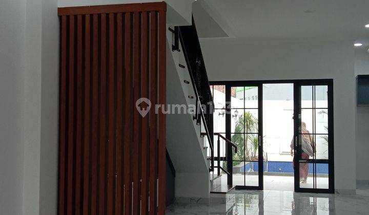 Rumah baru plus Swimming pool di jalan utama Griya Sentul city 2