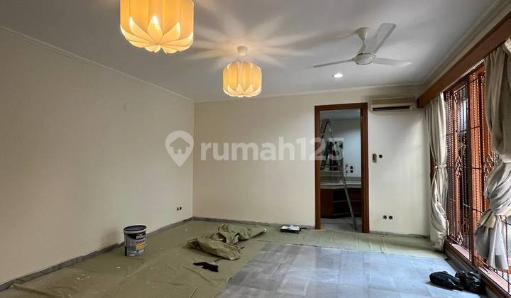  Rumah Mewah di Kebayoran Baru - 4 Kamar Tidur dan Kolam Renang