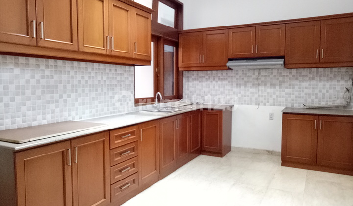 Luxury and huge house suitable for Expatriat ready for rent in area Permata Hijau 2
