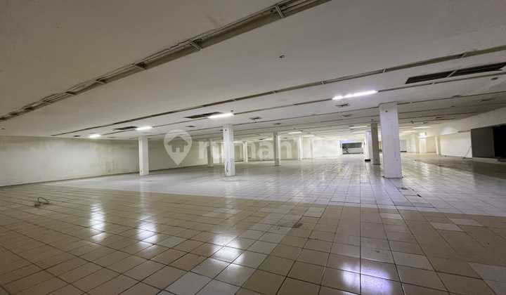 Commercial building for rent in Mampang Prapatan, suitable for supermarket, dealership. Commercial building for rent in Mampang Prapatan, suitable for supermarket, dealership.