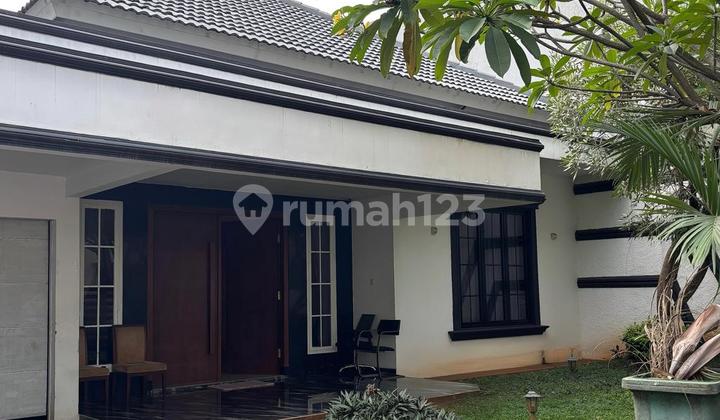 Rumah Mewah dengan Kolam Renang dan Air Terjun di Cipete Rumah Mewah dengan Kolam Renang dan Air Terjun di Cipete