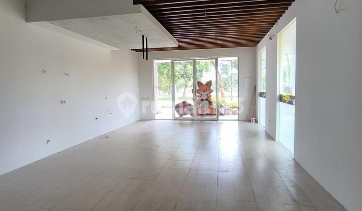For Rent 1-Story Shop House in Graha Natura, Comfortable Parking, Main Road of Elite Residential Complex, West Surabaya 2