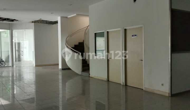 For Rent: RAYA MAYJEN SUNGKONO Shop House, Former Car Showroom, West Surabaya Commercial Area, Main Road Location, Suitable for All Types of Businesses.