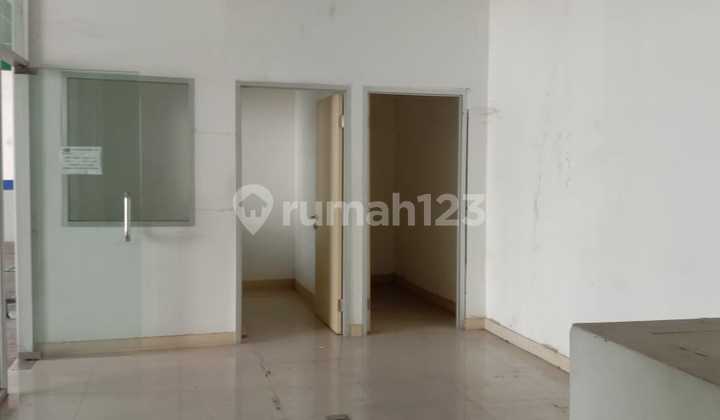 For Rent: RAYA MAYJEN SUNGKONO Shop House, Former Car Showroom, West Surabaya Commercial Area, Main Road Location, Suitable for All Types of Businesses.