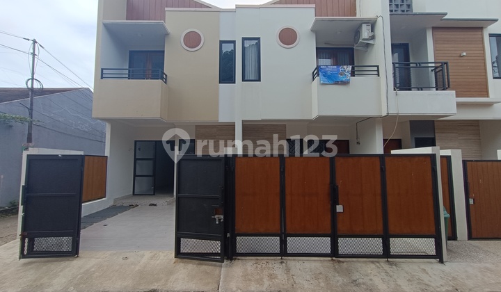 Dijual Rumah 2 Lantai Siap Huni, Harga 700Jt Dekat LRT Jatibening 2