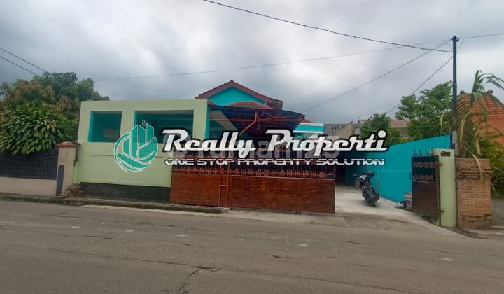 Disewakan Rumah Bagus 1,5 Lantai di Pinggir Jalan Jaticempaka 