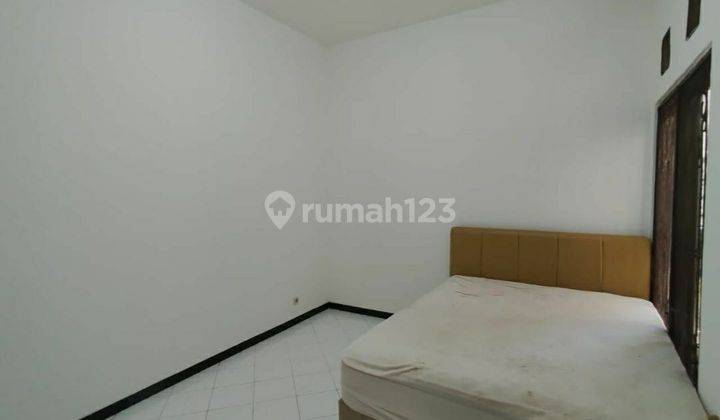 Rumah murah siap huni di wiyung surabaya barat. Semi furnish. Ada AC. Bersih terawat 2