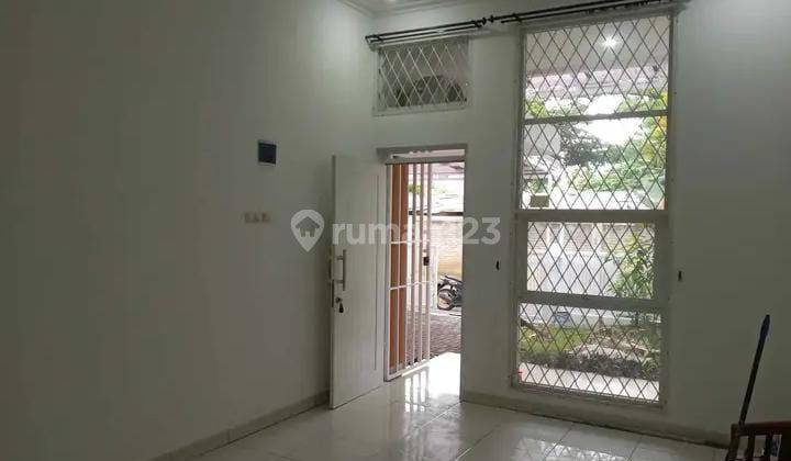 ruang keluarga rumah cantik minimalis di cluster