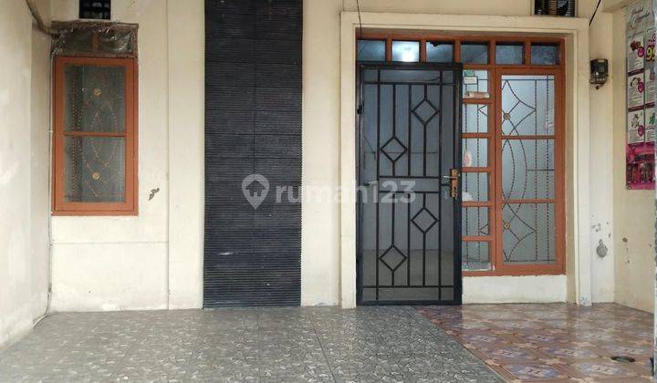 tampak depan rumah di bekasi timur regency