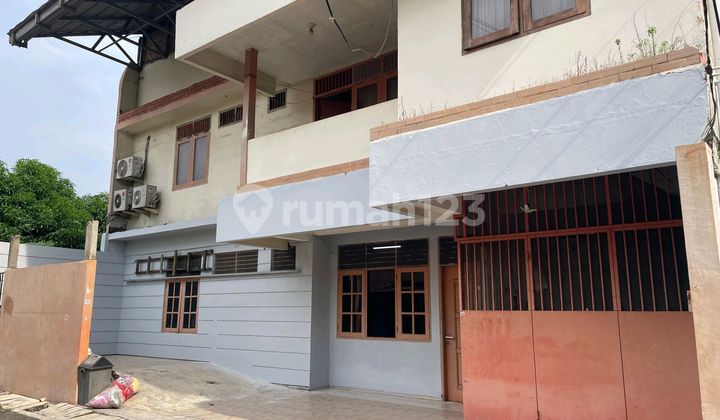 Rumah Dengan Dapur Besar 3 Lantai Di Komp. Pertamina Jatiwaringin 1