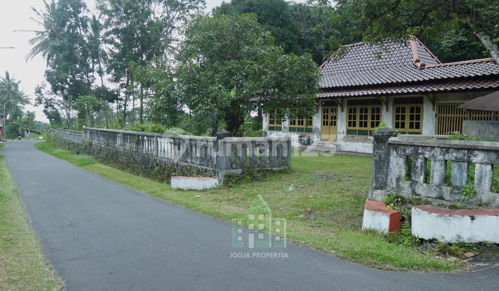 Rumah Limasan Halaman Luas