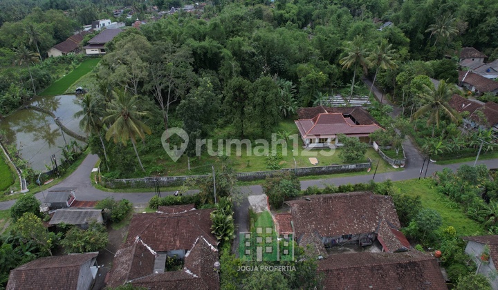 Limasan House with a Spacious Yard 2