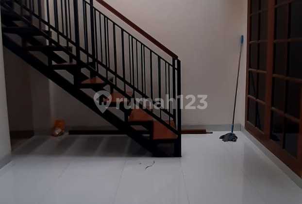 House Near a Famous Campus House Near a Famous Campus