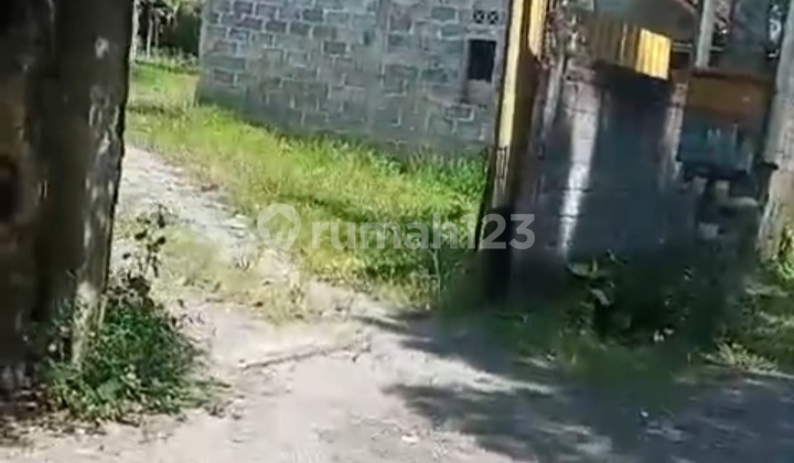 Land in the Center of Kasongan Pottery.