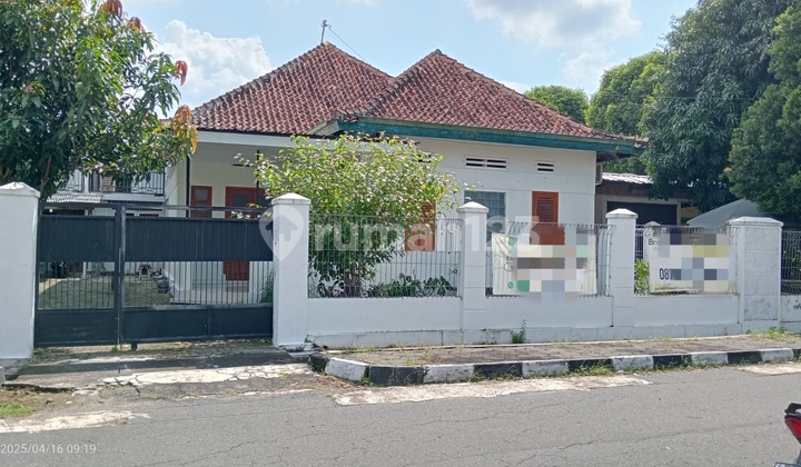 Rumah Bergaya Kuno Di Tengah Kota Yogyakarta