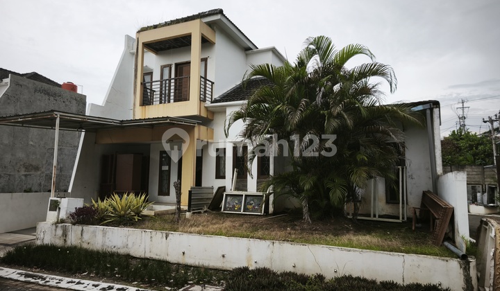 Strategic 2-Story Hook House in Ngaliyan Semarang 1