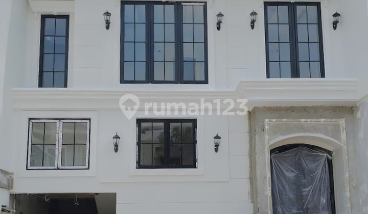 Rumah Baru Gaya American Clasic Lokasi Premium Selangkah ke Pakuwon Mall 1