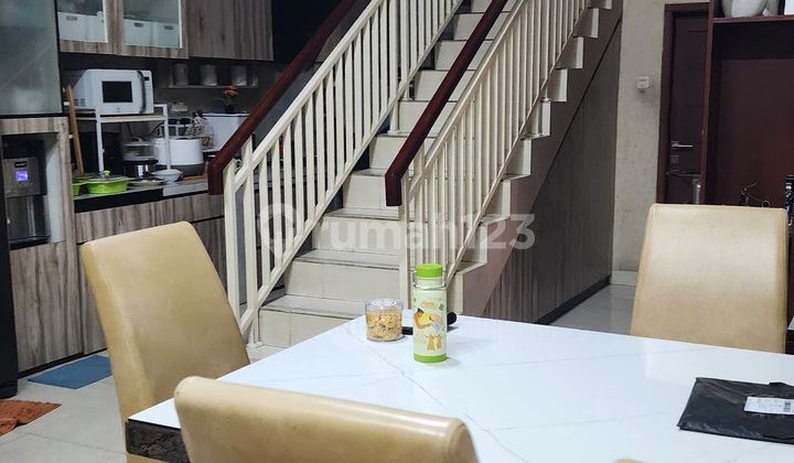 Luxury 3-Story House for Sale in Modernland