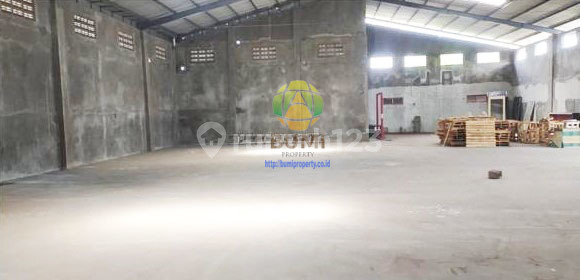 Ready-to-use warehouse with wide road access in Bendosari, Sukoharjo.