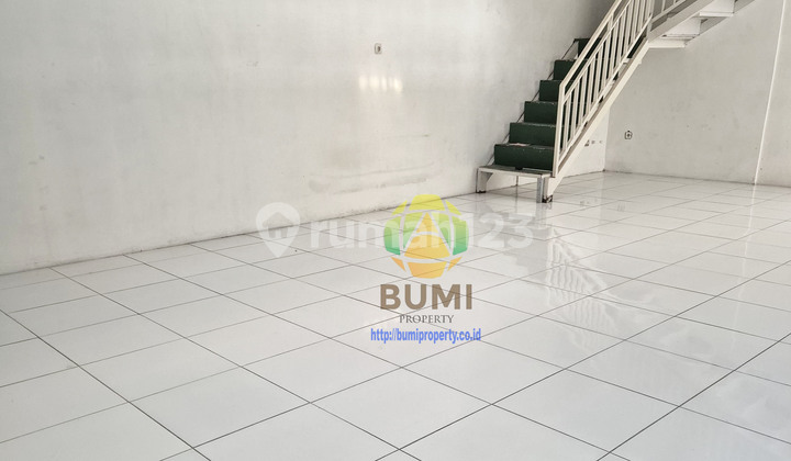 Two-story house located in a residential complex near Fajar Indah. Two-story house located in a residential complex near Fajar Indah.