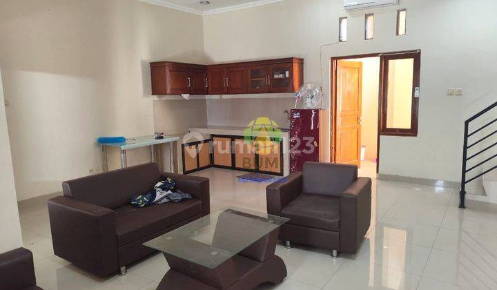 Rumah 2 lantai siap huni furnished di komplek perumahan solo baru 1