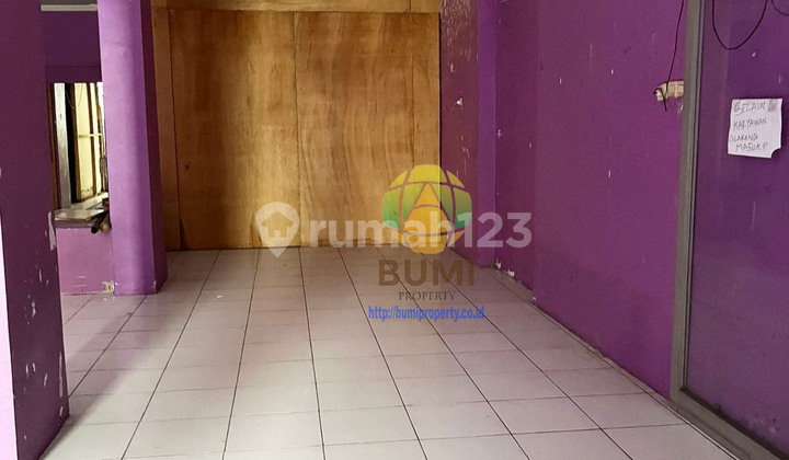 Two-story shop house in a strategic location near Pasar Gede, Solo. 2