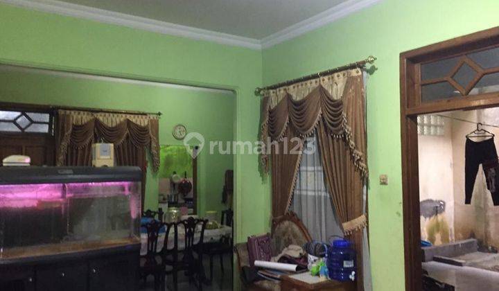 ruang makan rumah nyaman di bogor asri