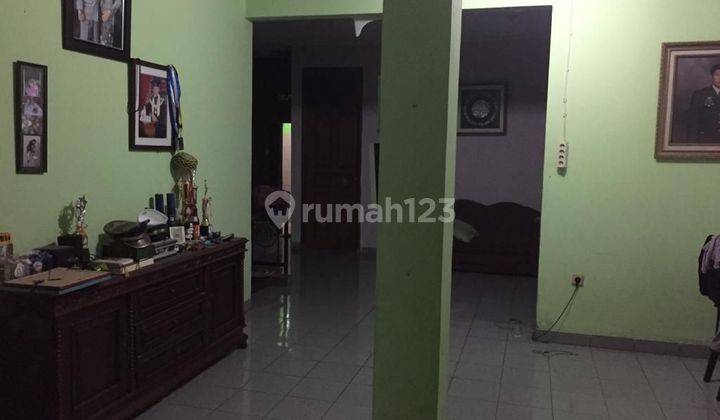 ruang tamu rumah nyaman di bogor asri