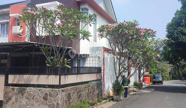 tampak depan  rumah furnished dengan swimming pool
