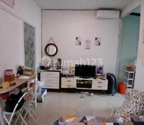 Rumah Dekat Pusat Perbelanjaan di Tanah Sareal