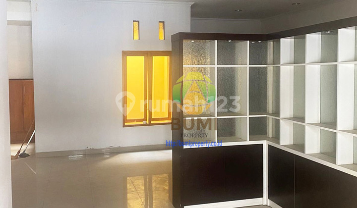 Ready-to-live house near Solo Baru shopping center.