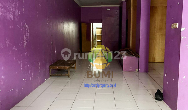 Two-story shophouse in a strategic location near Pasar Gede, Solo.