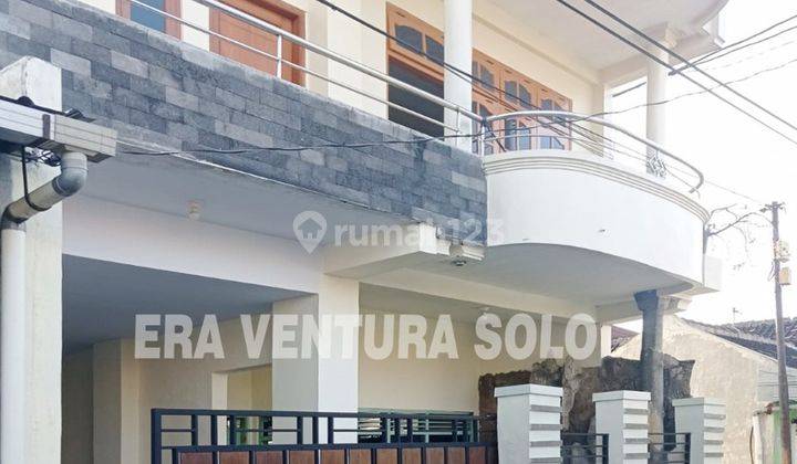Rumah Bagus Furnished SHM di Bumi Laweyan, Solo 1
