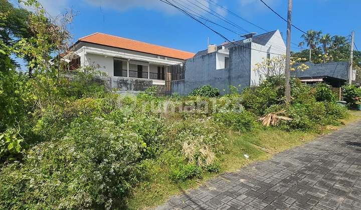 SMALL LAND PLOT WITH HOOK IN THE VILLA DEWI SARASWATI AREA, SEMINYAK - BALI