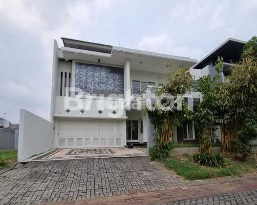 ROW HOUSE ON MAIN ROAD IN ROYAL PARK CLUSTER - CITRALAND, SURABAYA