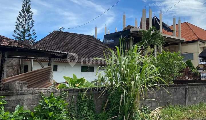 Rumah Hitung Tanah Buc di Pantai Batu Bolong, Canggu - Bali