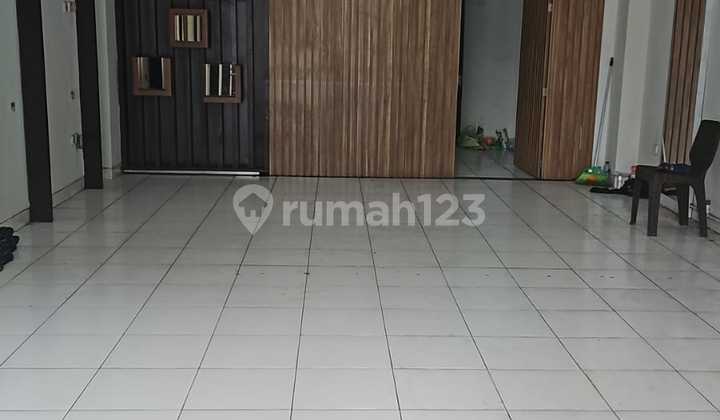 Strategic 3.5-Story Shophouse, Land Area 109M² in Cibubur 2