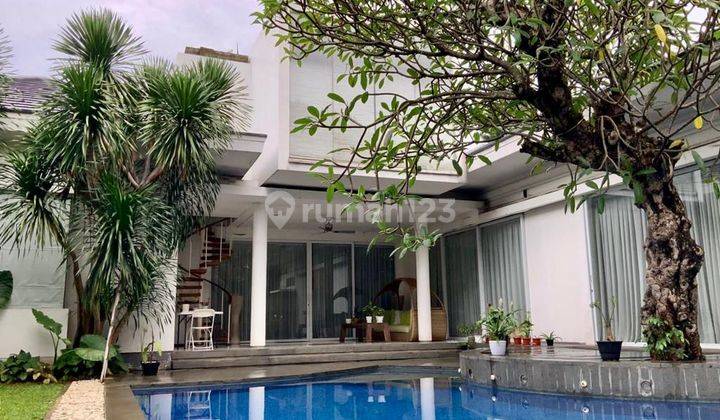 Rumah Dengan Kolam Renang Dan Taman Luas Di Kemang Jakarta Selatan 1