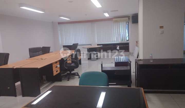 Disewakan Gedung 4 Lantai di Kramat Raya Jakarta Pusat
