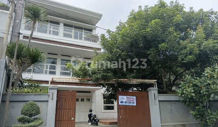 Luxury 3-Story House in Nusa Hijau Complex, Cimahi Luxury 3-Story House in Nusa Hijau Complex, Cimahi