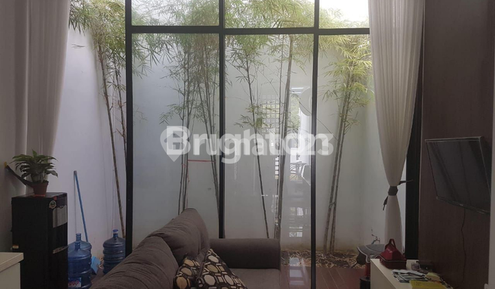 Two-story house in Araya Surabaya, facing the park. 2